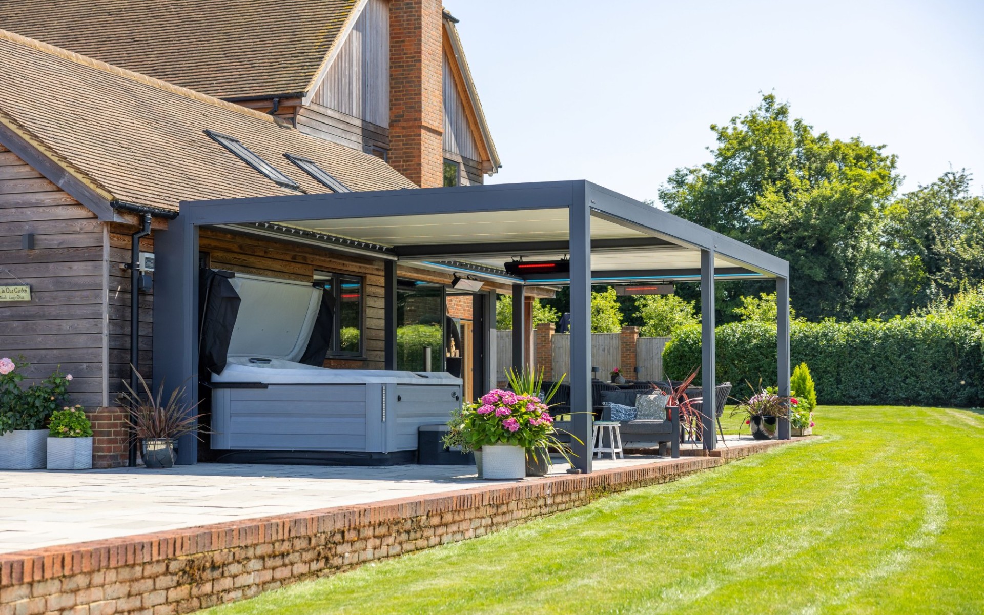 Aluminium Pergola mit elegantem Lamellendach